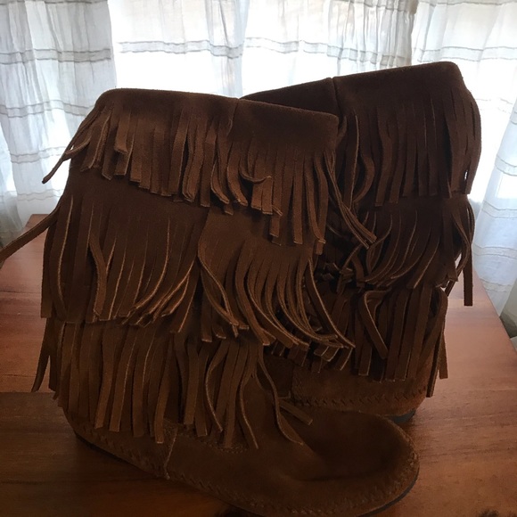 Minnetonka 3-Layer Fringe Boots - Picture 6 of 6